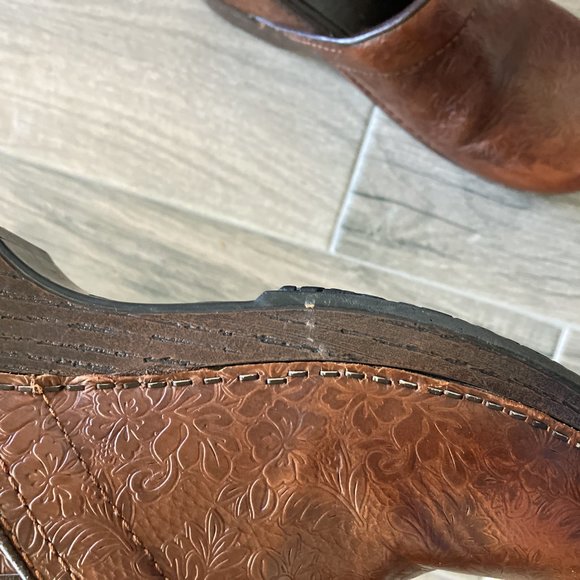 Size 38 Dansko Tooled Leather Clogs - Picture 12 of 12